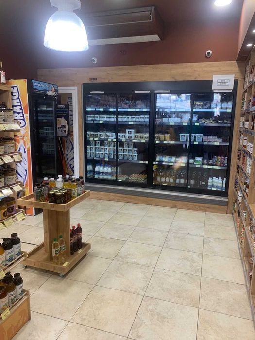 Крайстена хладилна витрина с врати