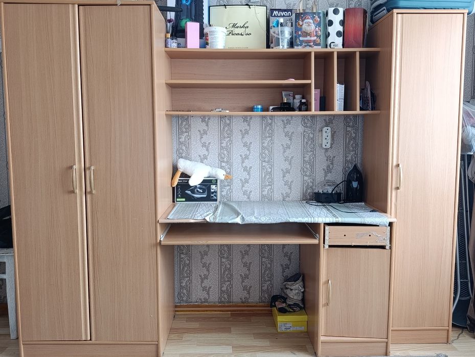 Парта детская,со шкафами