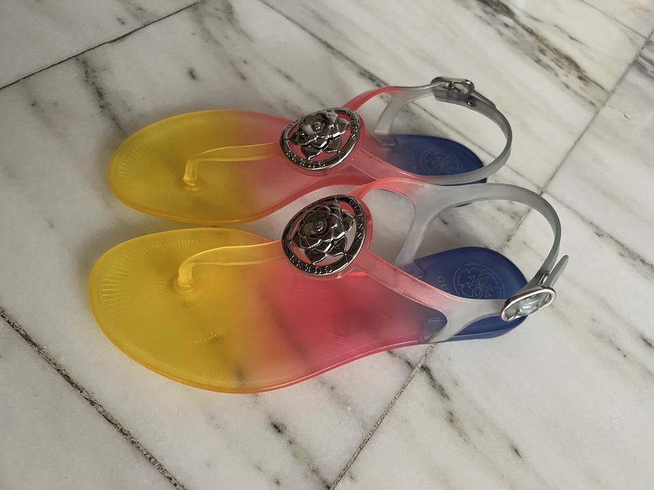 Разноцветни сандали Guess