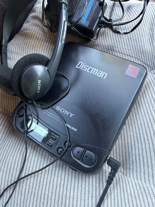 Sony D-121 Discman - Portable Mega Bass Compact Disc CD Playe