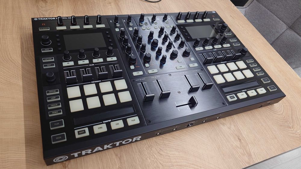 DJ контроллер Native instruments Traktor S8.