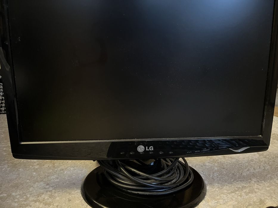 монитор LG и клавиатура