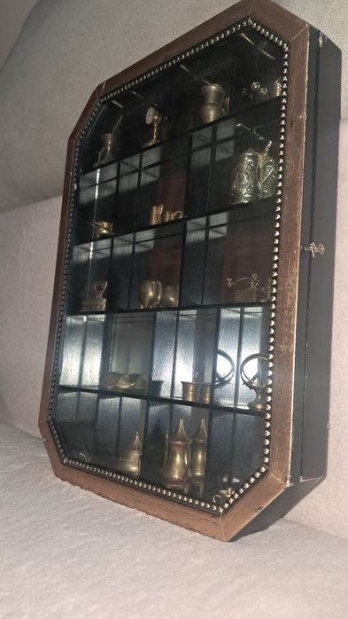 Vitrina cu 17 miniaturi din bronz