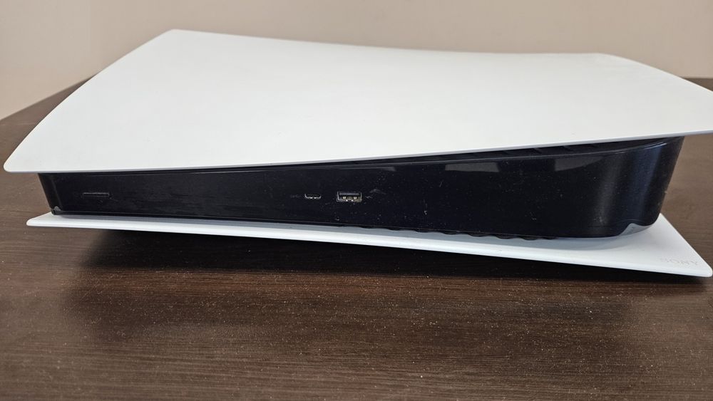 Плейстейшън 5 с два джойстика