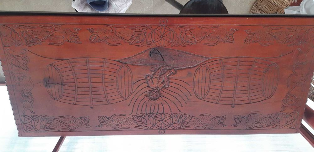 Masa sculptata pentru crama cu fier forjat