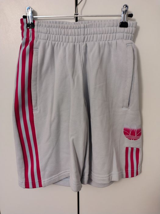 Vând pantaloni scurți de trening Adidas