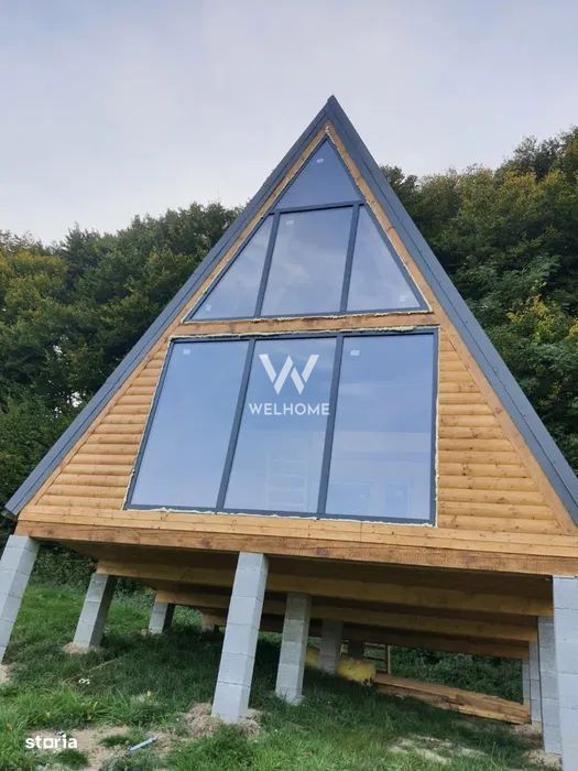 Teren cu cabane A-Frame și priveliște către Munții Făgăraș