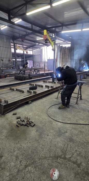 Vand hale metalice conform proiectului dvs