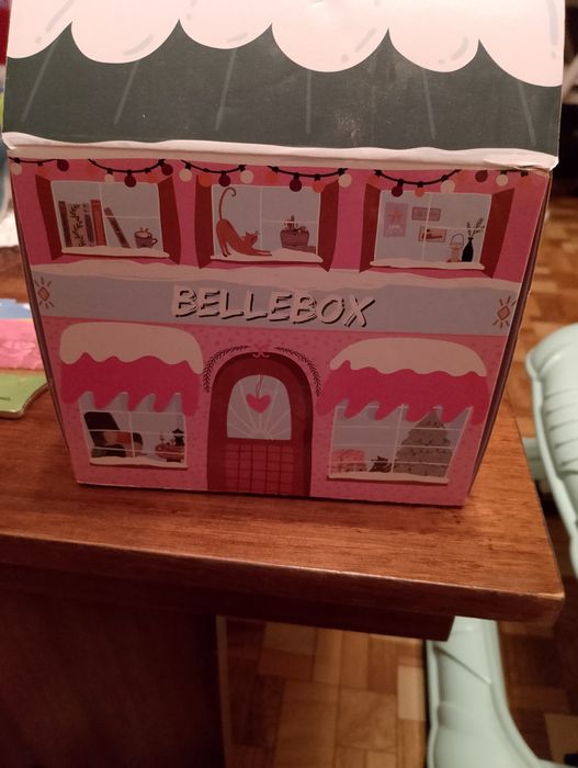 Красива визия, страхотно съдържание и перфектно състояние. Ако искаш да зарадваш себе си или приятелка с качествена козметика в уникална опаковка, тов