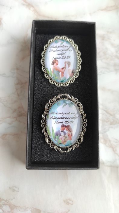 Broșe personalizate pentru buchetul miresei/nașei