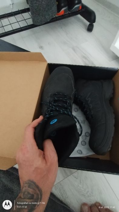 2 x Bocanci Vector noi in cutie -  43 - OFERTĂ DE SĂRBĂTORI