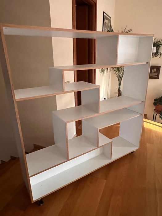 Vand Etajera alba din pal Southbury Woodman -The Home