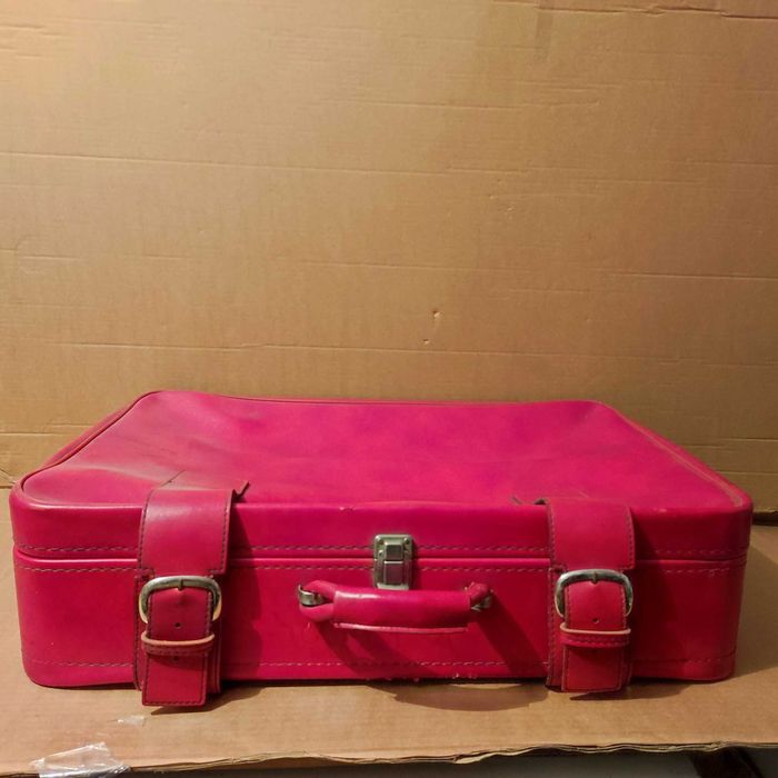 Пътнически удобен куфар с размери 66х43х18см.