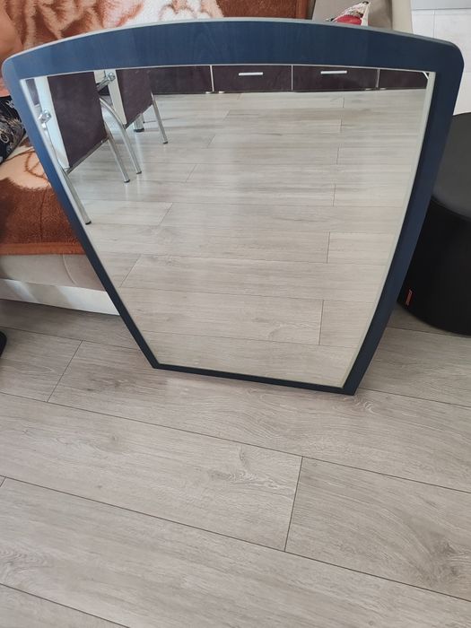 Vând oglinda pe suport de lemn