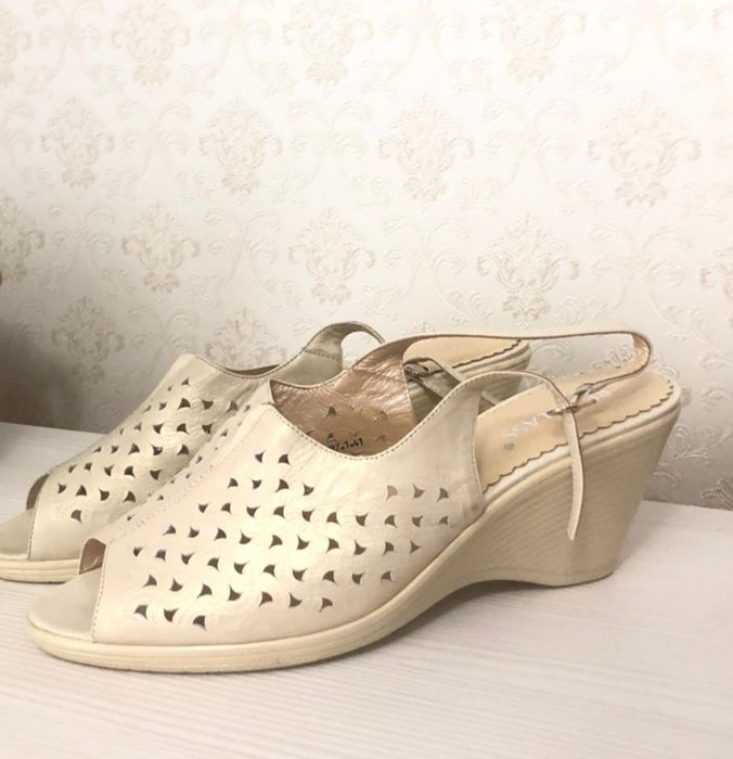 Продам босоножки на танкетке.