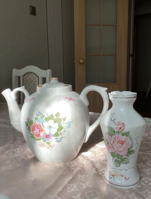 Продам фарфоровый чайник и вазу