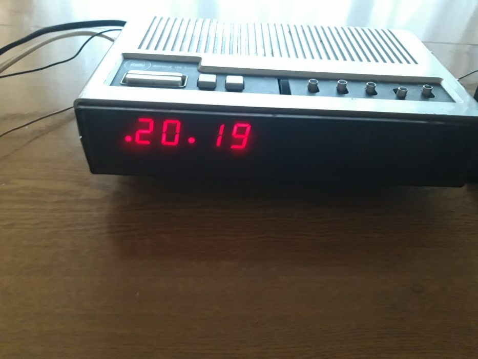 Стари настолни радио часовници