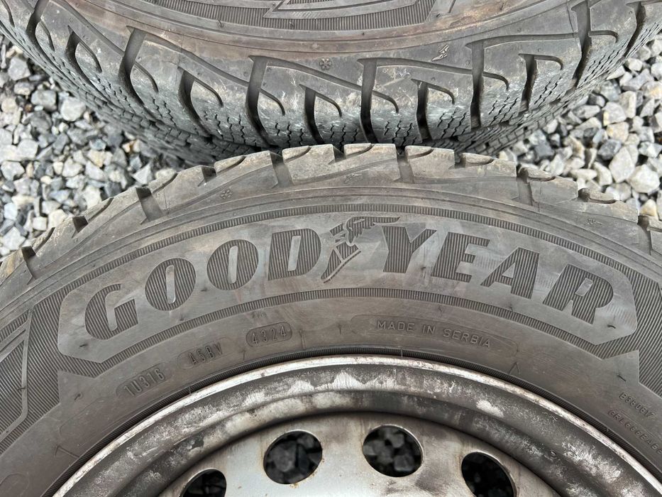 Джанти със зимни гуми Goodyear 215/65/15C DOT4324 oт бус Форд/Ford!!