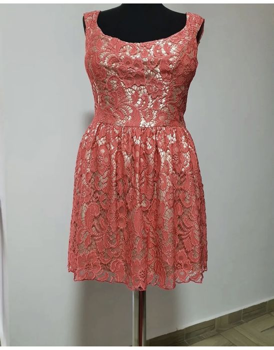 Rochie corai dantela, model baby doll, prezinta captuseala contrastanta