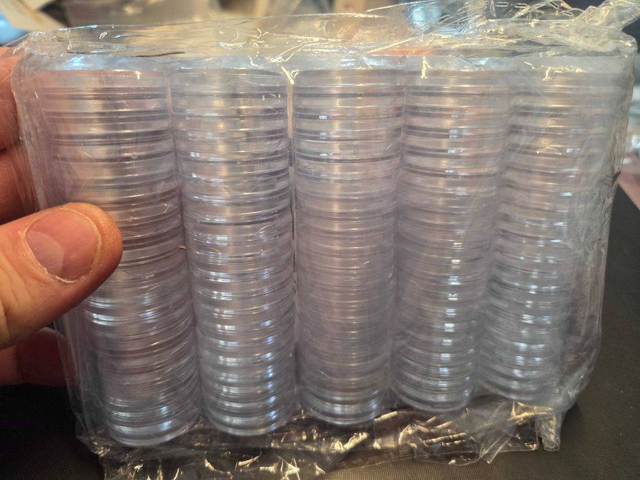 100 capsule din plastic pentru protejarea monedelor. 25, 27 și 30 mm.
