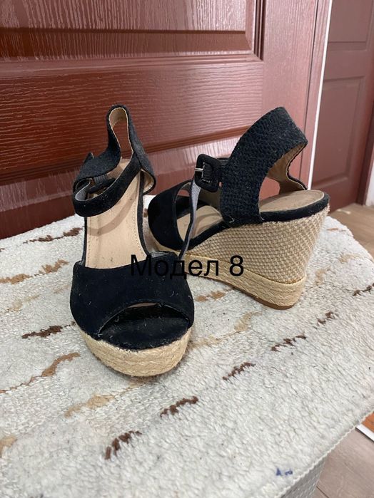 Различни модели обувки на висок ток или платформа