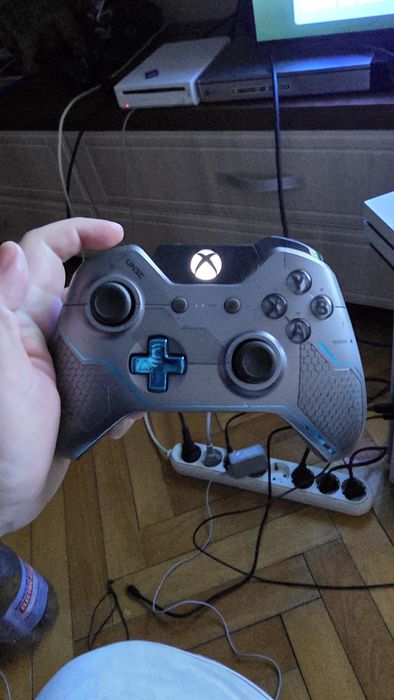 Xbox one s perfect funcțional  de 1 tera cu problema la dvd rom!
