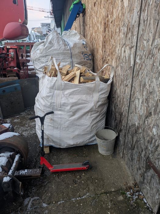 Vând lemne de foc pt sobă ,uscate, la palet sau la kg.