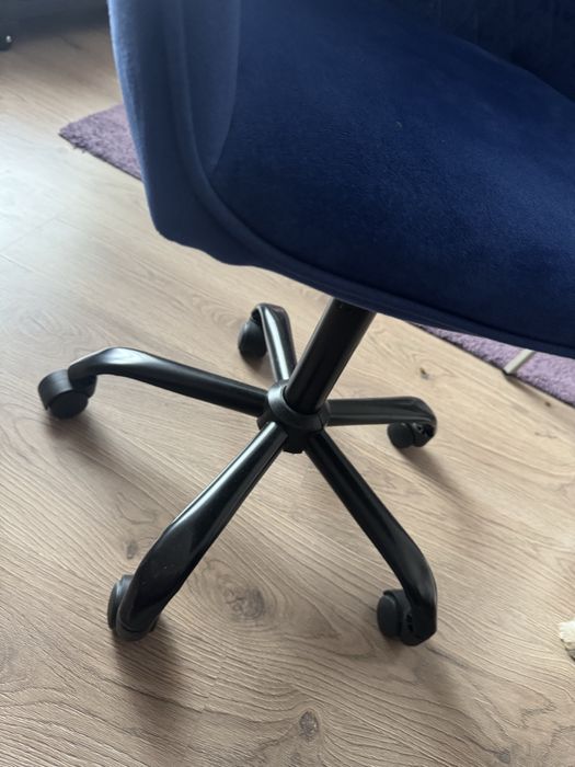 Scaun din catifea, rotativ