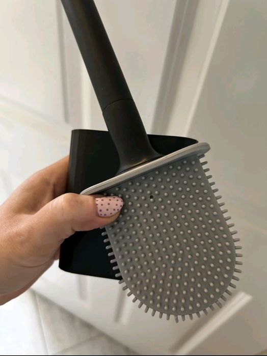 Четка за тоалетната, гумена имодерна в 2 цвята