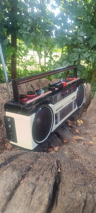 Radiocasetofon Sanyo,complet functional si bine conservat pt varsta lui!