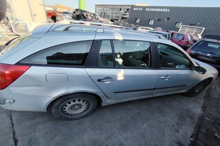Bara fata Renault Laguna 2002 1.9 DCi MT (120 hp)