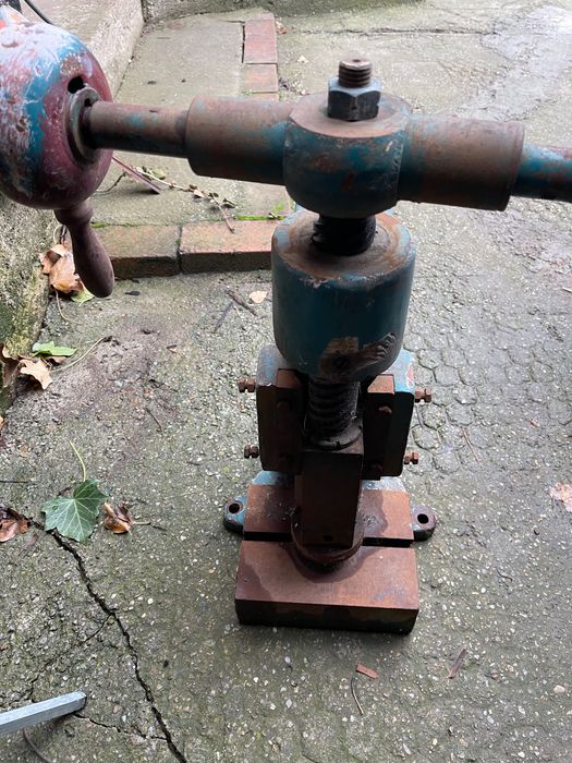 Presă metalică fără matrice