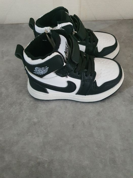 Продам демисизонные кроссовки.