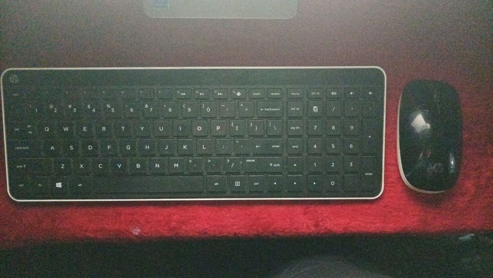 Kompyuter hp ekran sensor kaplekt klavyatura + mishka karobka dak bor