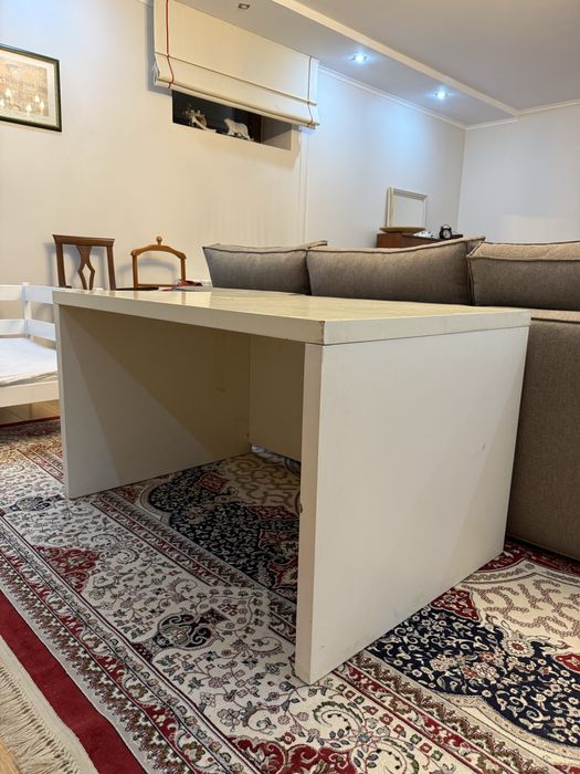 Стол тяжелый белый