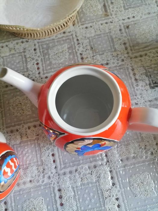 Продам фарфоровый заварник.