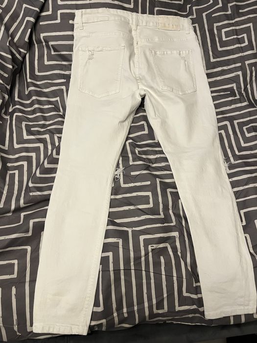 Vând blugi albi bershka