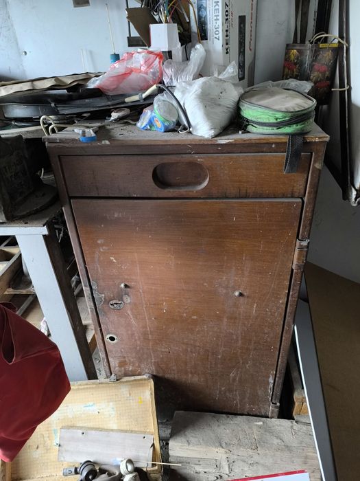 Металлический сейф, ящик, шкаф