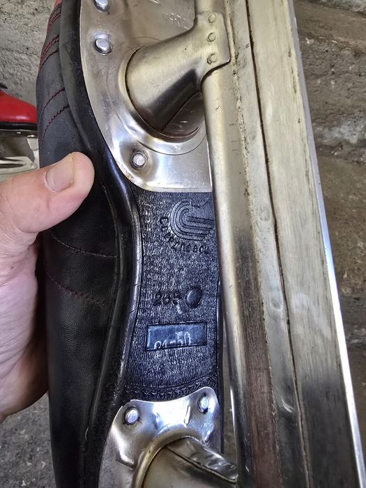 Стари ретро кожени кънки за лед