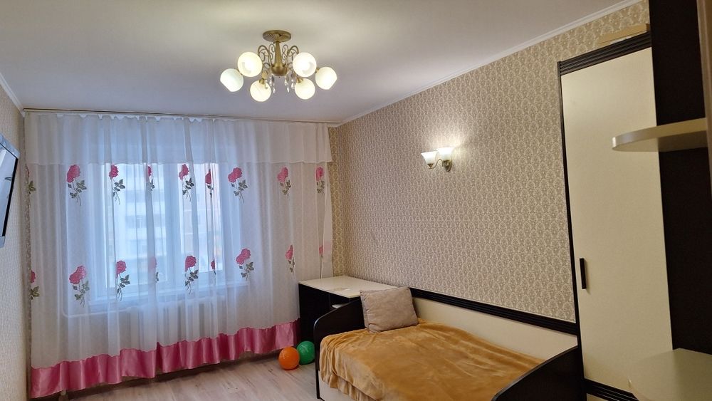 продам  трехкомнатную квартиру