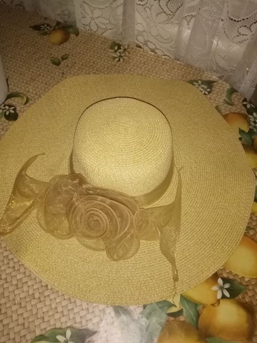 Летняя шляпа с широкими полями
