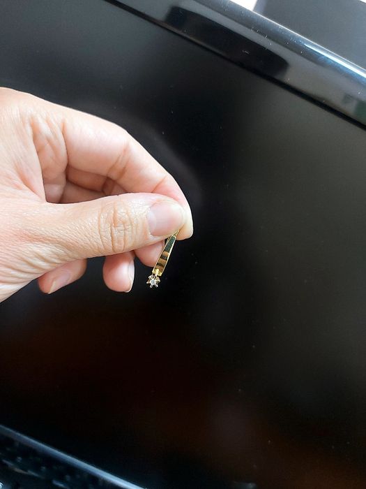 Золотые серьги с бриллиантом