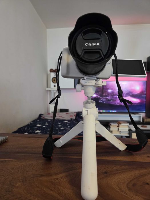 Canon EOS R50 + Obiectiv Canon RF‑S 18‑150mm, + Obiectiv Canon RF 50mm, + Trepied PgyTech, + Geanta, + Parasolar