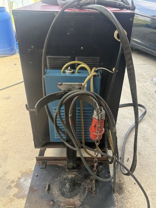 Unic Lincoln Electric Square Wave TIG 300 AC/DC 300A + torță + răcire + cărucior