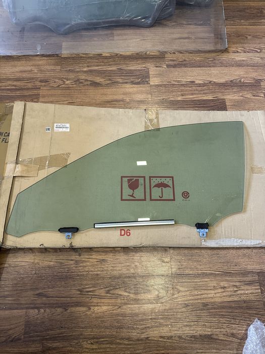 Стекло передней левой двери Lexus