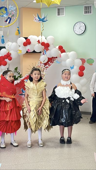 Сдается самодельное платье на конкурсы для девочек 7-8 лет.