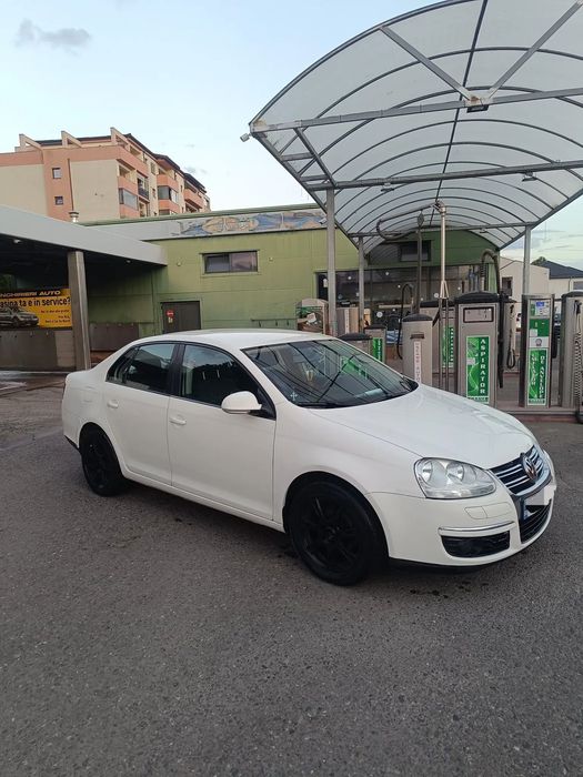 Volkswagen Jetta Vând 2 Mașini: VW Jetta 1.9 Diesel ȘI VW Golf 5 Break 1.6 benzină+GPL