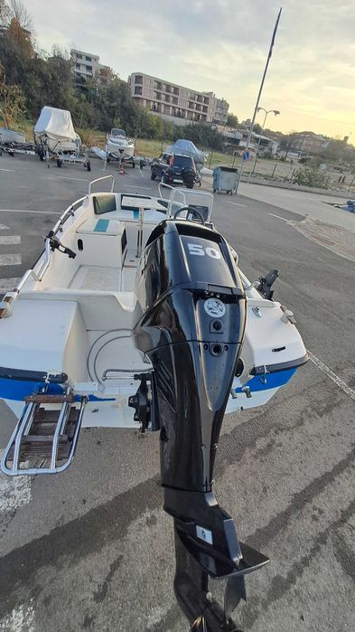 Лодка RIO CROSS 4,50, двигател Mercury 50 к.с. и регистриран колесар