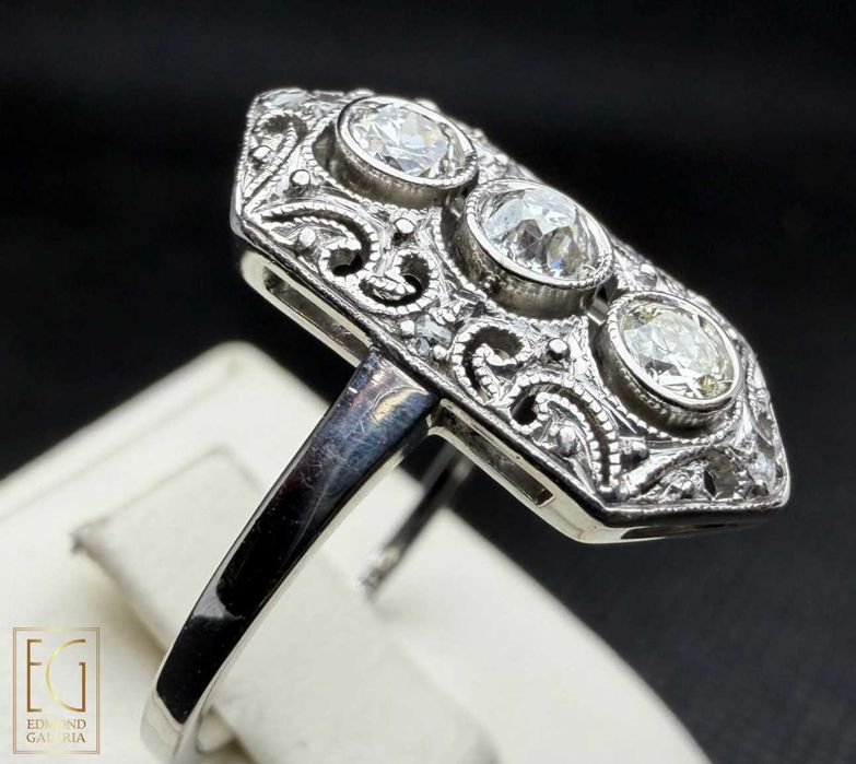 Inel Art Deco din aur alb, decorat cu diamante