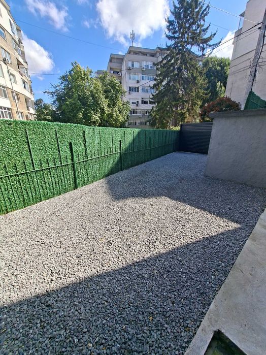 Топ център ,4 стаен етаж от къща до Бакарди